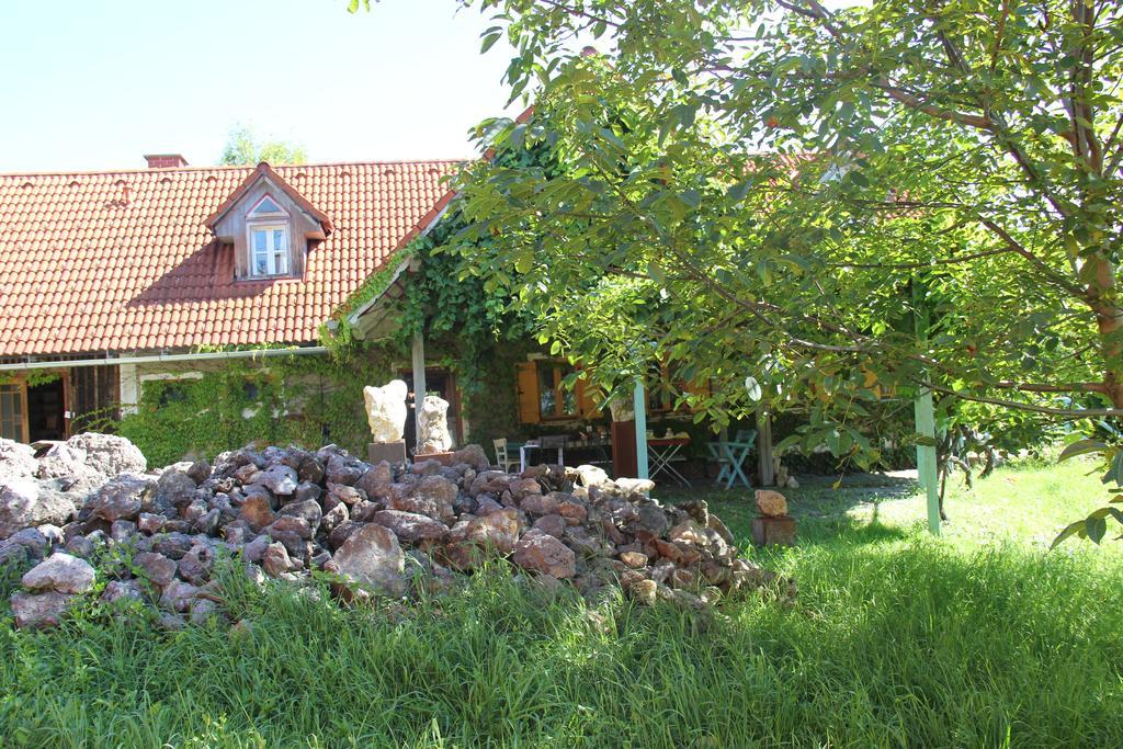 Ferienwohnungen Sonnenberg Рач-ан-дер-Вайнштрассе Экстерьер фото