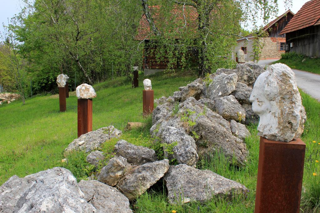 Ferienwohnungen Sonnenberg Рач-ан-дер-Вайнштрассе Экстерьер фото
